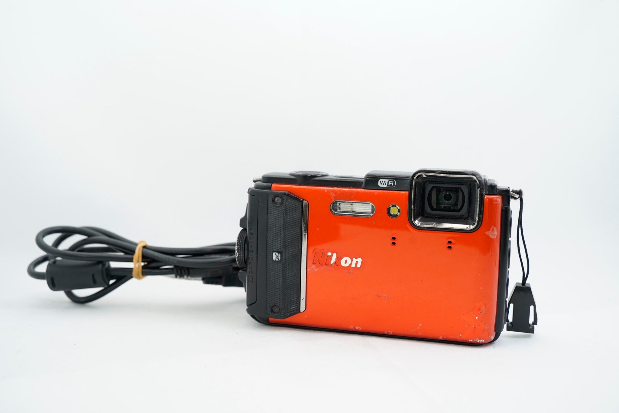 Nikon COOLPIX AW130(付属:ケーブル充電器)
