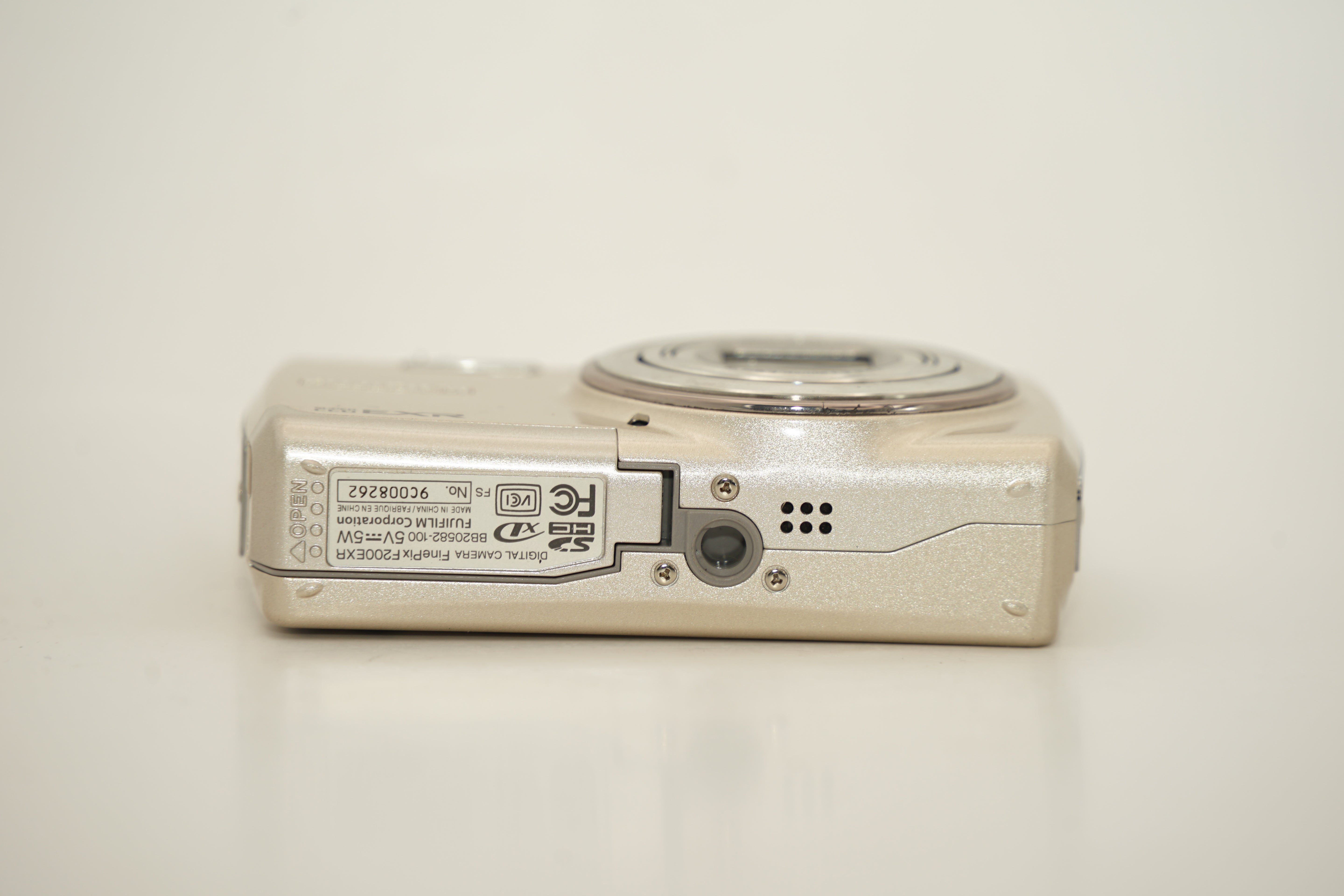 FUJIFILM FINEPIX F200 ゴールド バッテリー付属