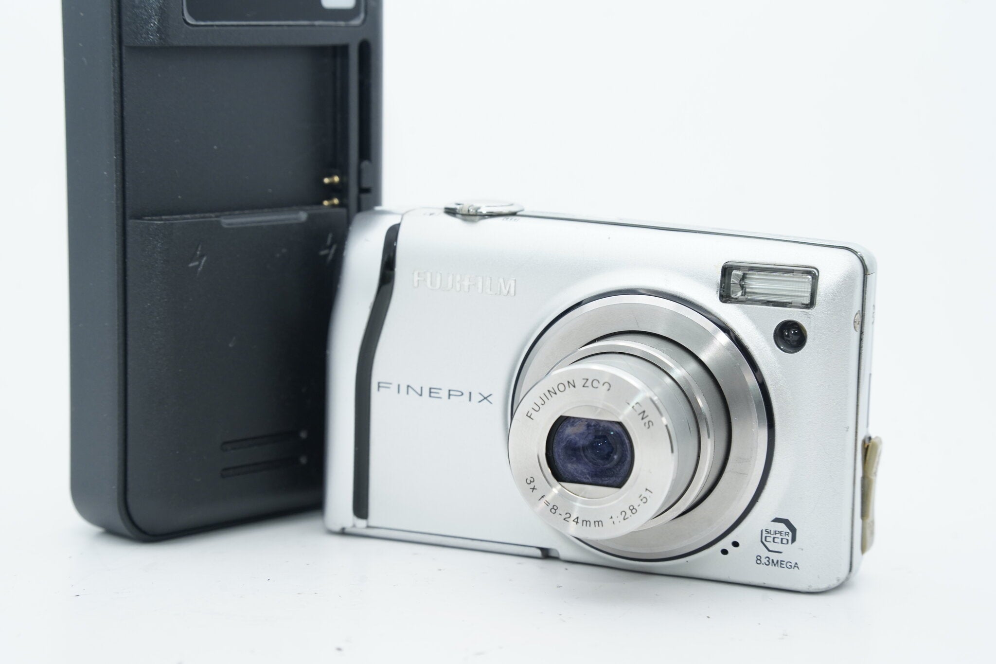 充電器付【完動品 】FUJIFILM FINEPIX F40fd デジタルカメラ FUJIFILM FinePixF40 fd シルバー 充電器 バッテリー 付属