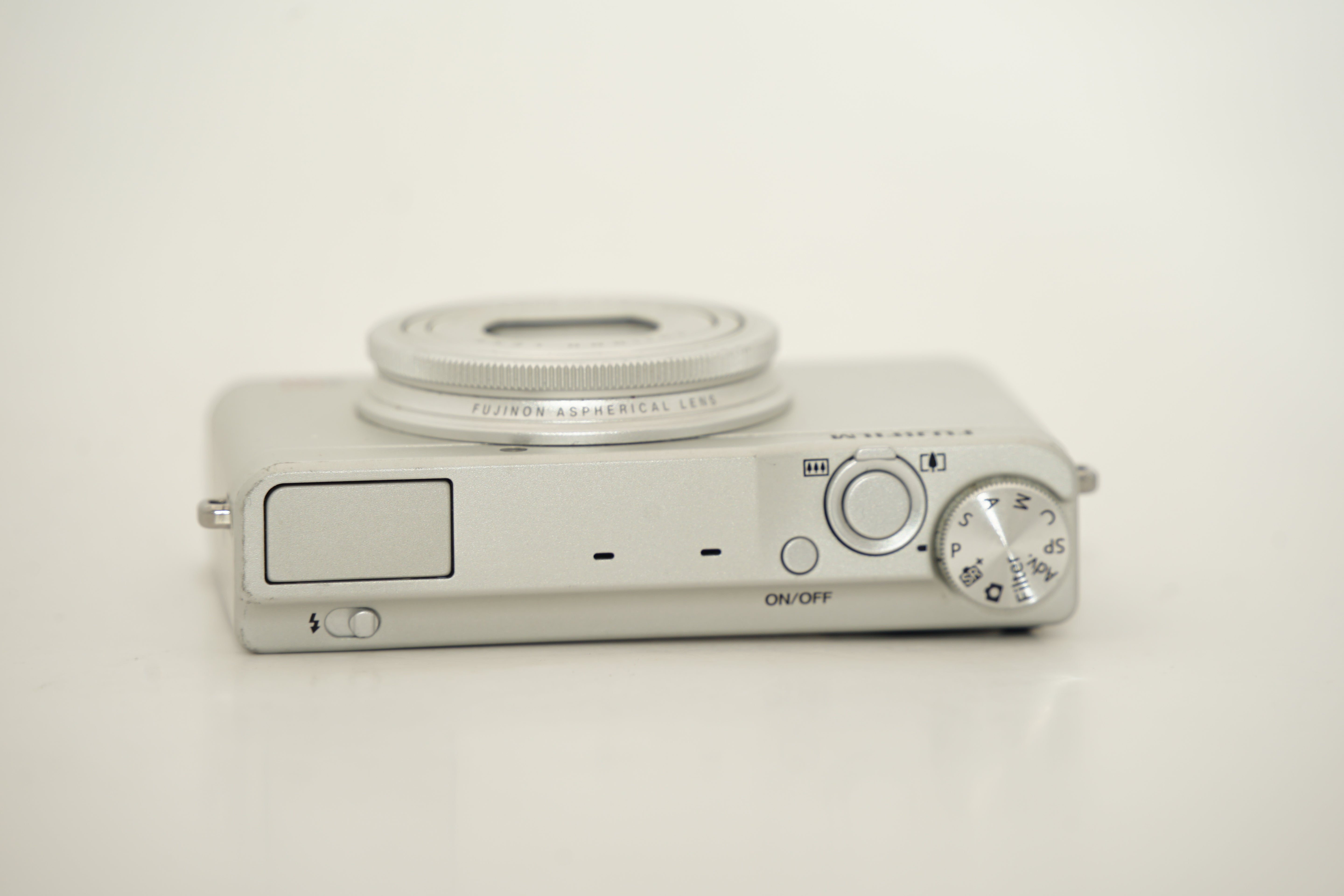 FUJIFILM XQ1 元箱 バッテリー 充電器付属
