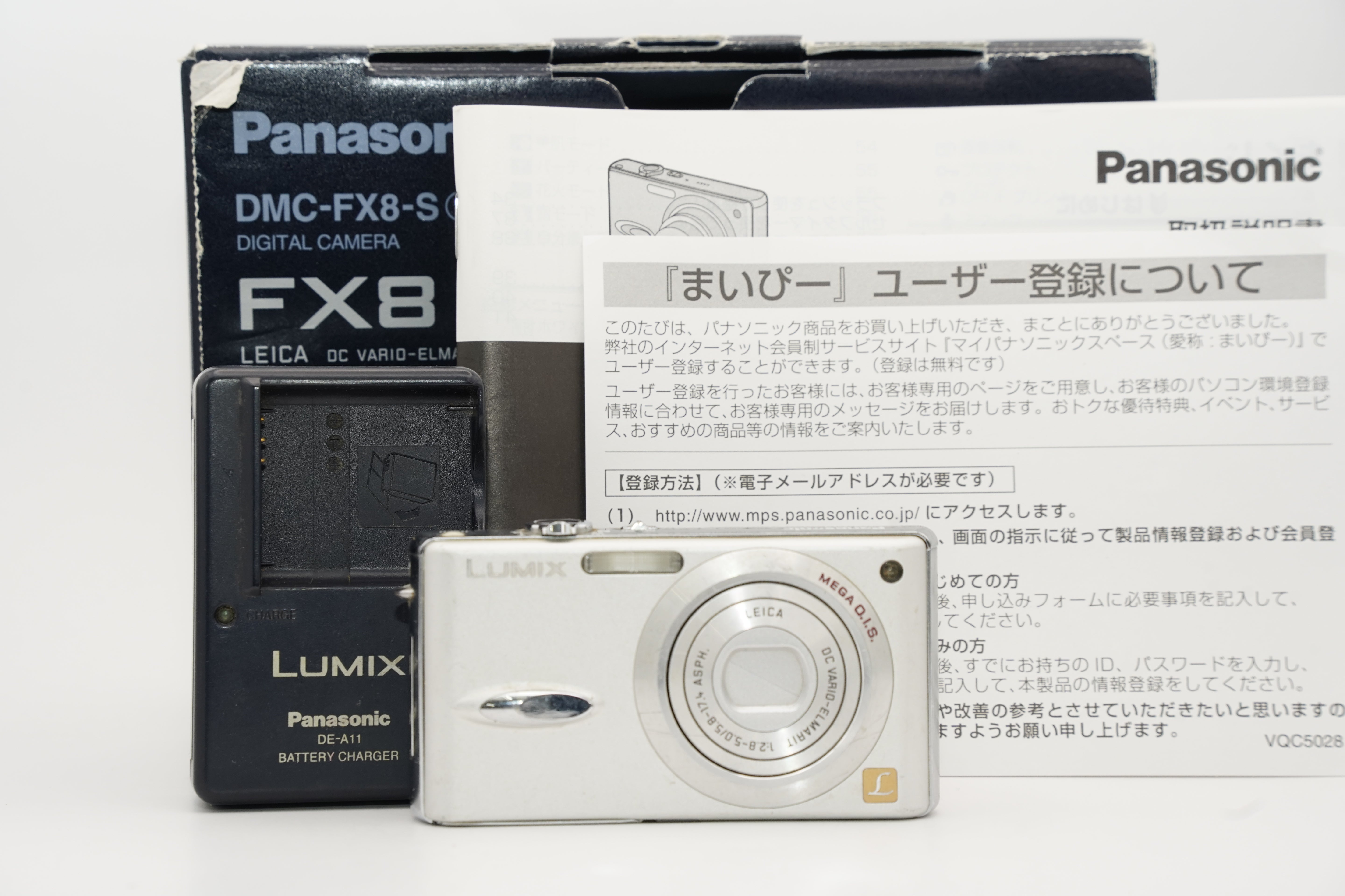 Panasonic LUMIX DMC-FX8 シルバー 箱 充電器. バッテリー付属