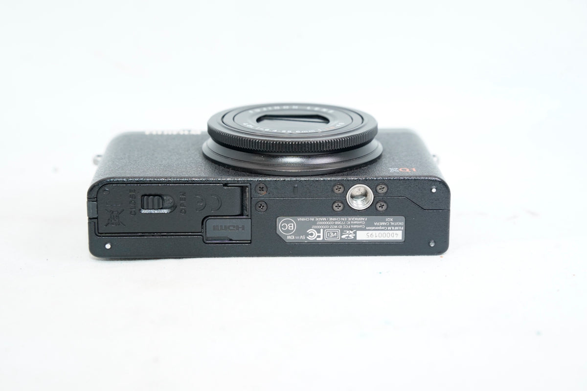 FUJIFILM XQ1 ブラック（付属：充電器、バッテリー）