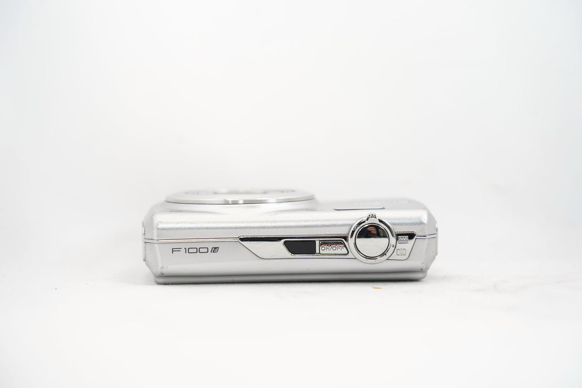 FUJIFILM FINEPIX F100fd シルバー