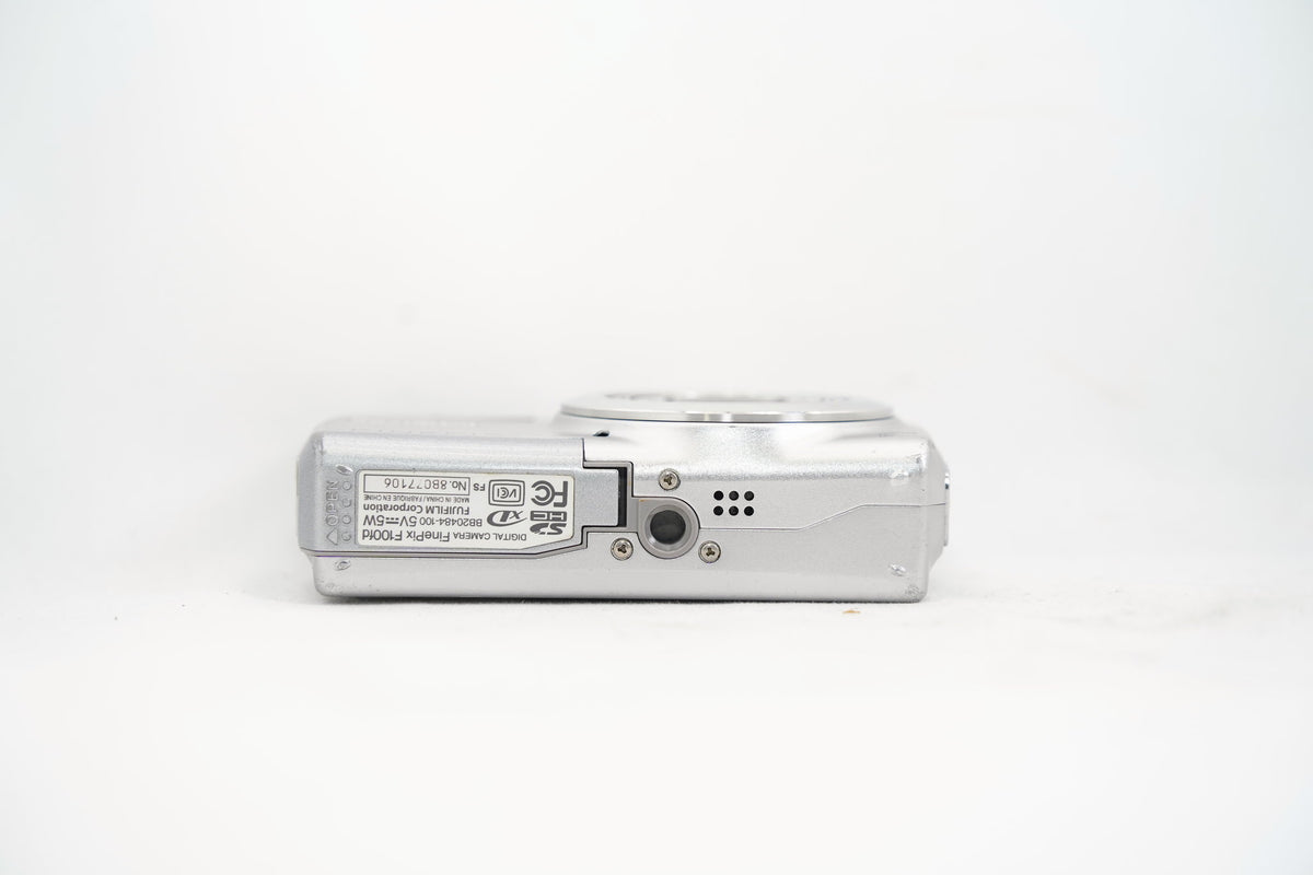 FUJIFILM FINEPIX F100fd シルバー