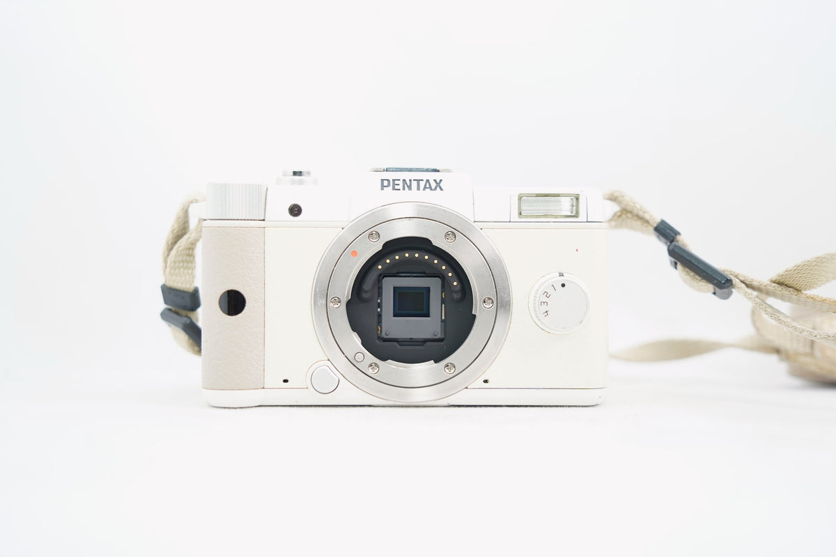 PENTAX Q ホワイト / SMC PENTAX 8.5mm F1.9 AL [IF]（付属：バッテリー）