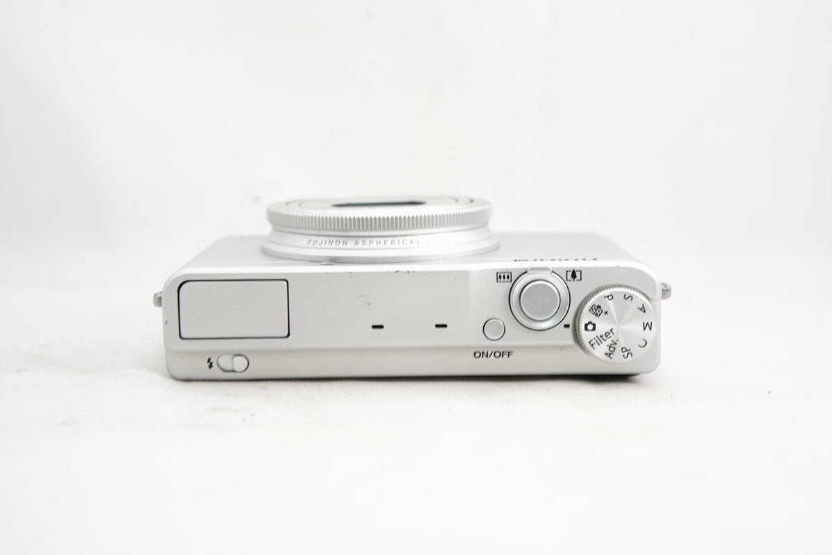 FUJIFILM XQ1 シルバー