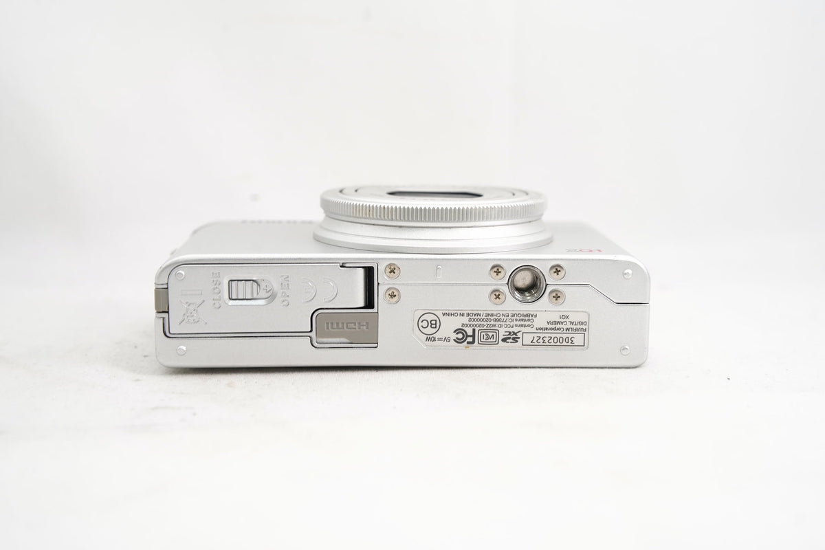 FUJIFILM XQ1 シルバー