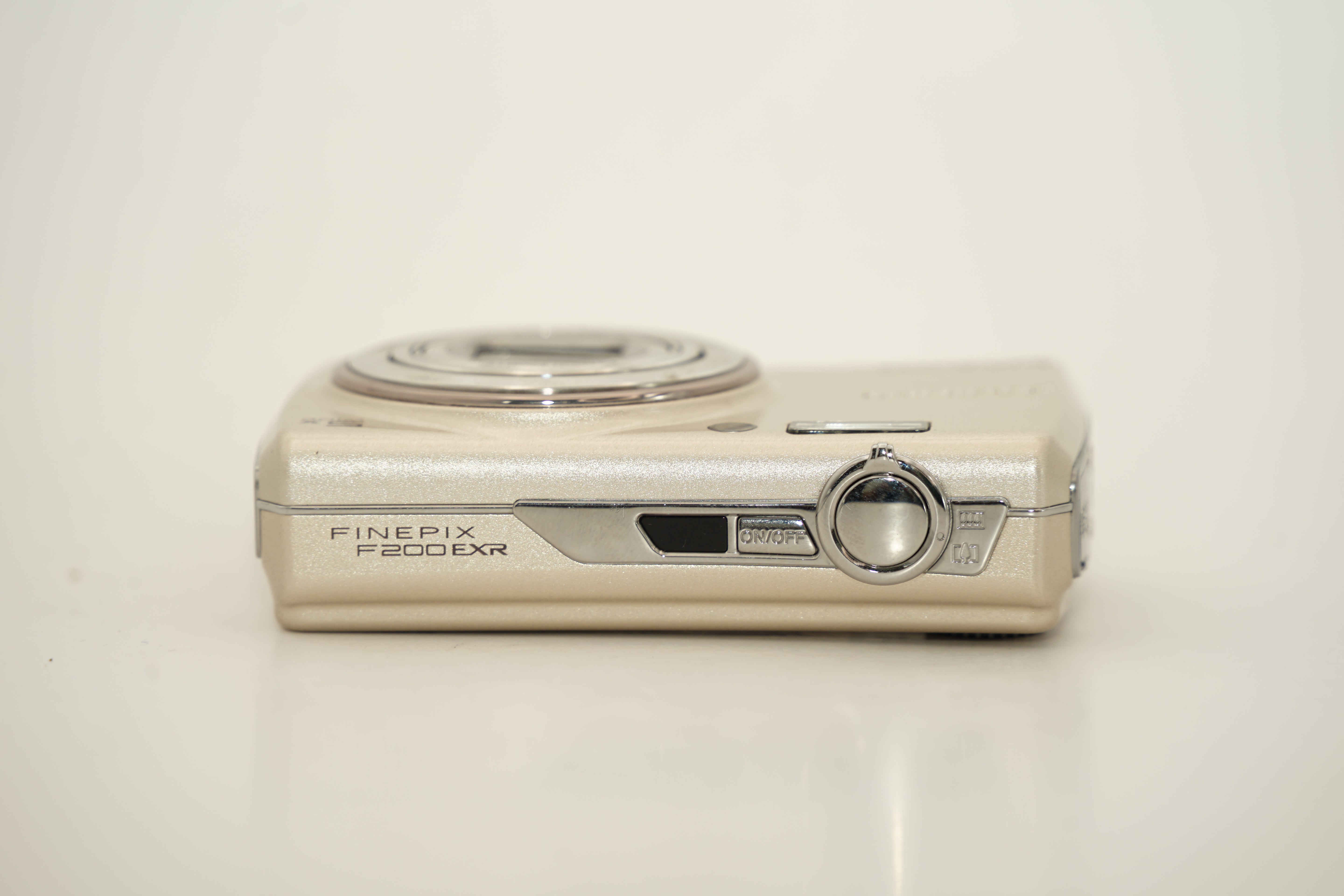 FUJIFILM FINEPIX F200 ゴールド バッテリー付属